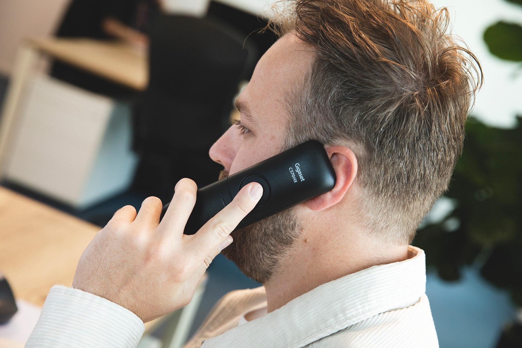 Medewerker van Marker Media in gesprek met een klant via de telefoon tijdens kantooruren.