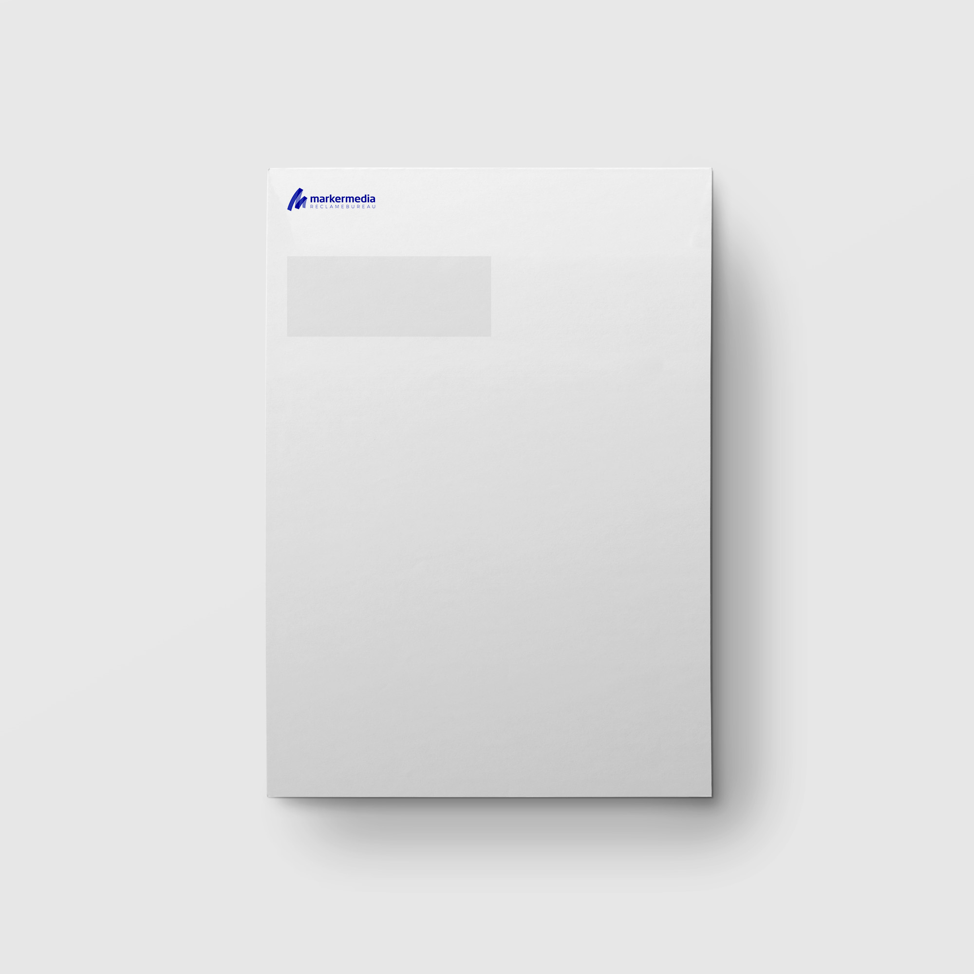 Afbeelding van een envelop van Marker Media, bedrukt met het bedrijfslogo en een stijlvol ontwerp, perfect voor het verzenden van zakelijke correspondentie.