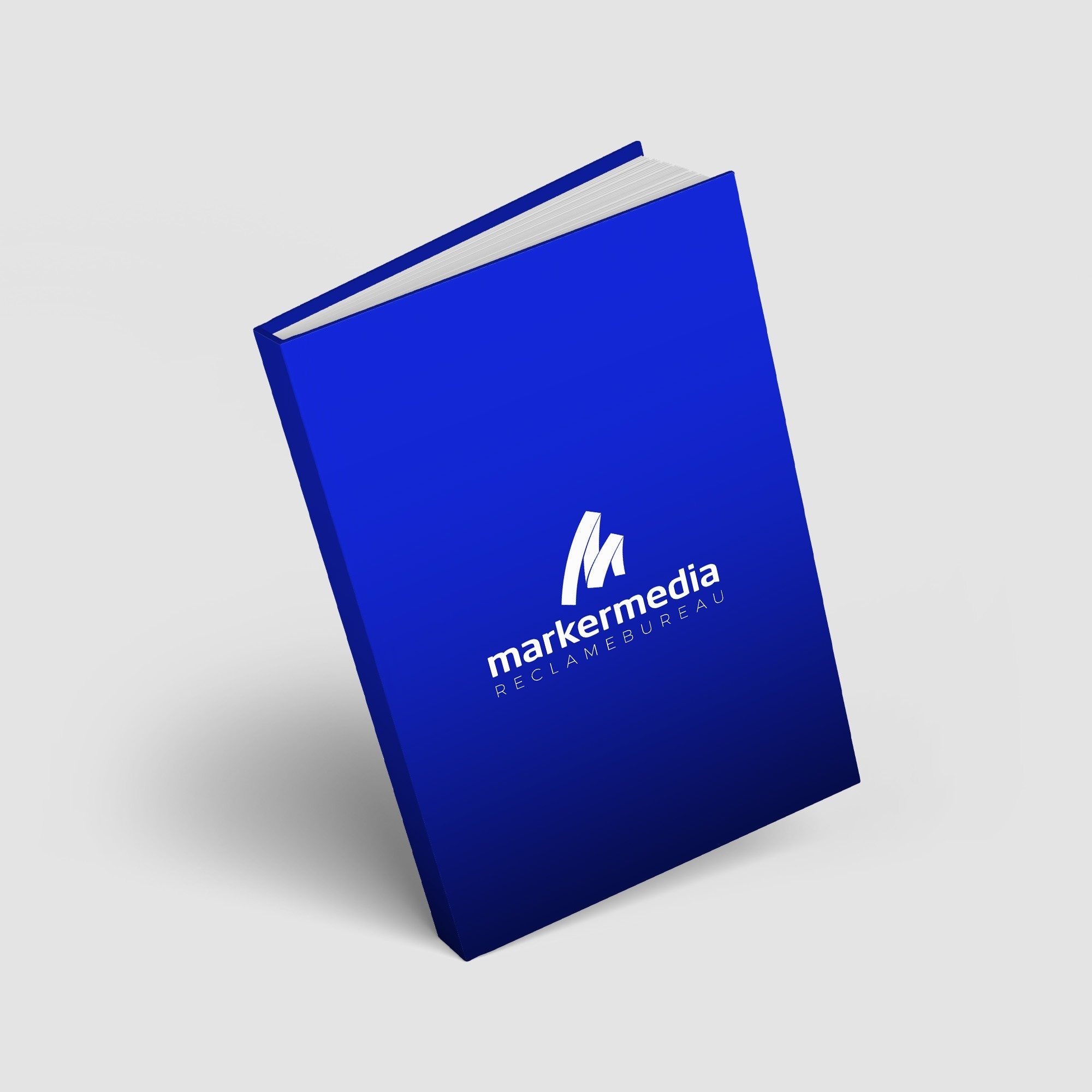 Afbeelding van een hardcover boek van Marker Media, met een stijlvol ontwerp en logo op de omslag, perfect voor het presenteren van hoogwaardige content en bedrijfsinformatie.