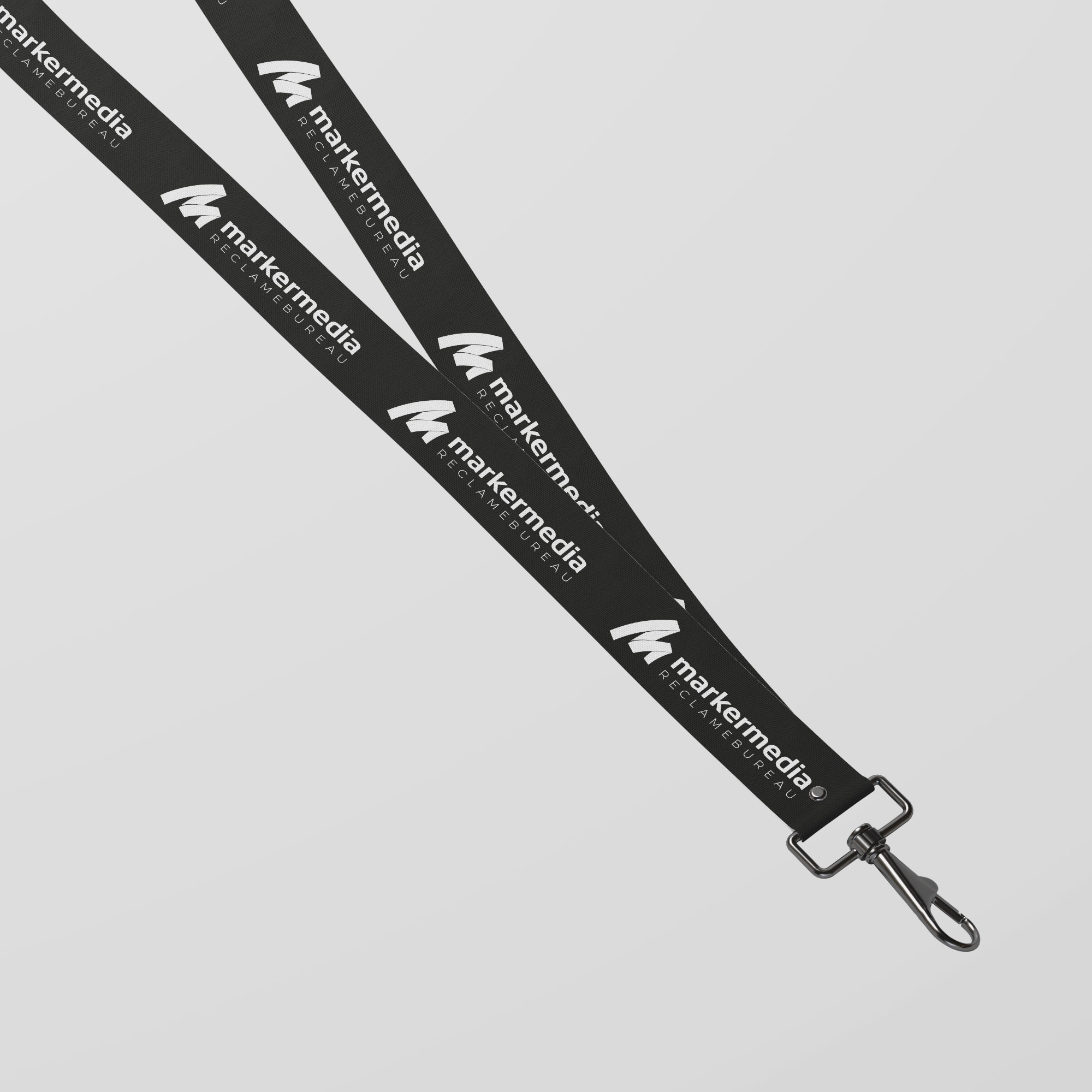 Een mockup van een lanyard in het zwart, bedrukt met het logo van Marker Media in wit. De lanyard heeft een stevige haak voor het bevestigen van een badge of sleutels, ideaal voor evenementen of brandingdoeleinden.