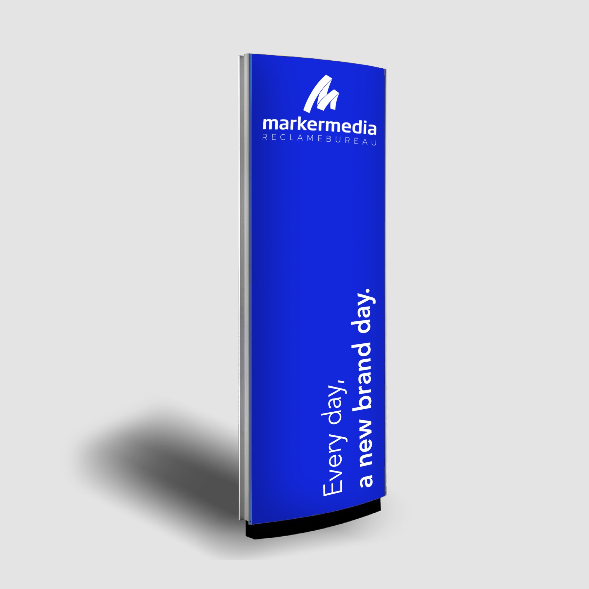 Een mockup van een reclamezuil voor Marker Media, ontworpen in opvallend blauw met het logo en de naam van het bureau bovenaan. De tekst 'Every day, a new brand day.' is prominent weergegeven, wat de boodschap versterkt en zorgt voor een aantrekkelijke presentatie in een publiekelijke ruimte.