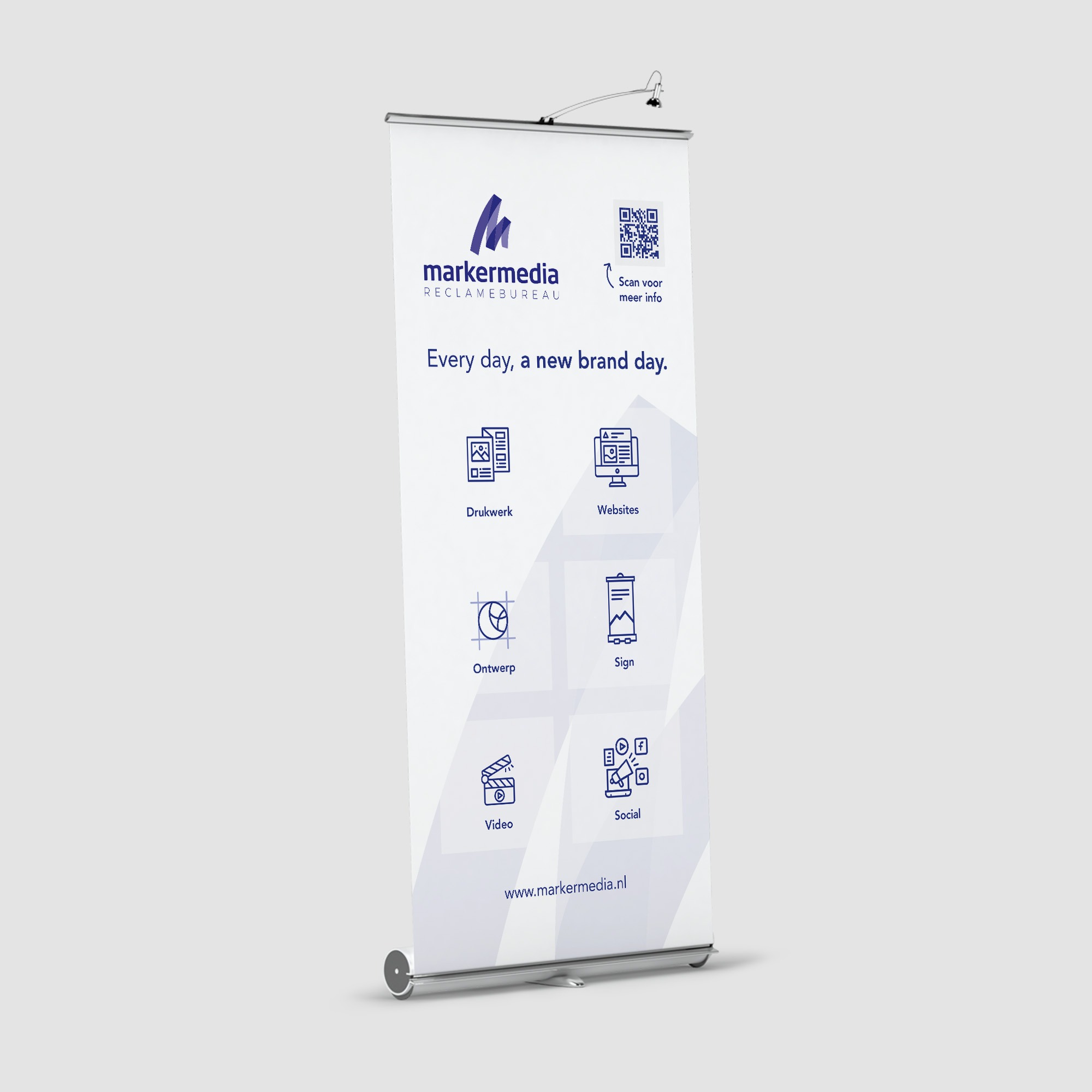 Een mockup van een roll-up banner van Marker Media, met een helder witte achtergrond en blauwe elementen. De banner bevat het logo van Marker Media en de slogan 'Every day, a new brand day.' Daarnaast zijn verschillende diensten weergegeven met bijbehorende pictogrammen, waaronder drukwerk, websites, ontwerp, sign, video, en social media. Bovenaan is een QR-code aanwezig voor meer informatie