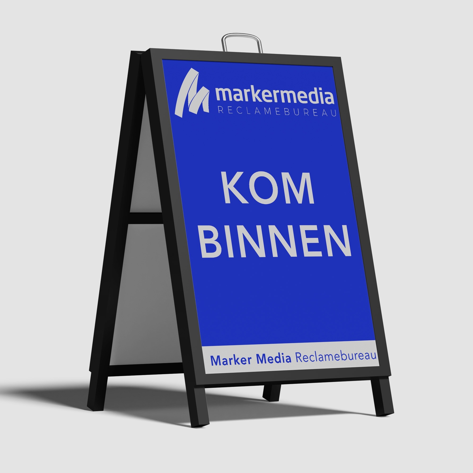 Mockup van een stoepbord van Marker Media, met een opvallende blauwe achtergrond. Het bord bevat de uitnodigende tekst 'KOM BINNEN' in grote, duidelijke letters, evenals het logo van Marker Media en de beschrijving 'Marker Media Reclamebureau', wat de aandacht van voorbijgangers trekt en hen aanmoedigt om binnen te komen.