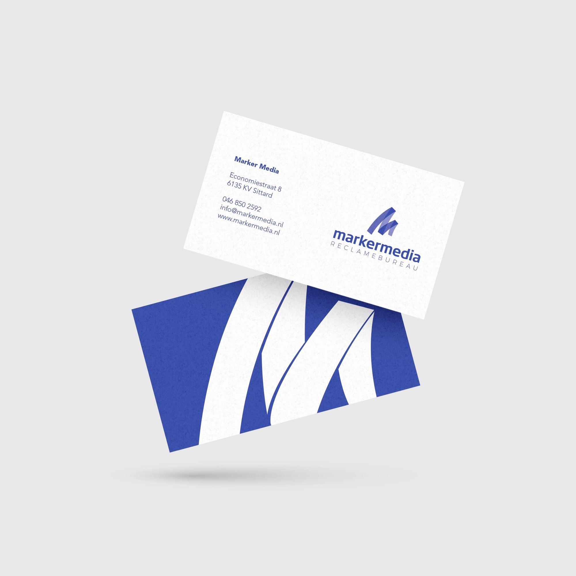 Afbeelding van visitekaartjes van Marker Media, ontworpen met een professioneel layout en het logo, perfect voor netwerken en het delen van contactinformatie.