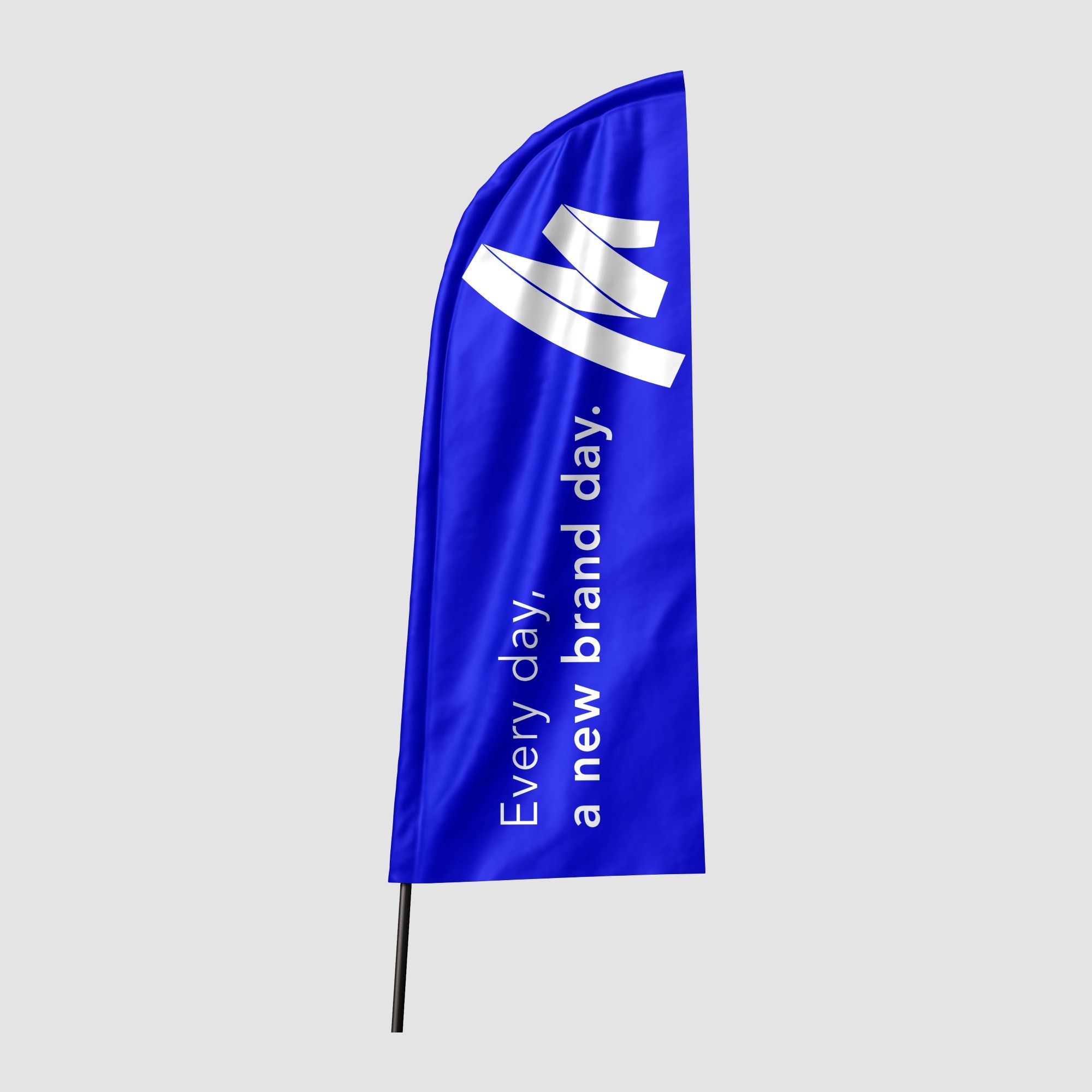 Een mockup van een strandvlag in levendig blauw, met het logo van Marker Media in het wit en de tekst 'Every day, a new brand day.' De vlag is ontworpen om op te vallen en is ideaal voor evenementen of marketingdoeleinden.