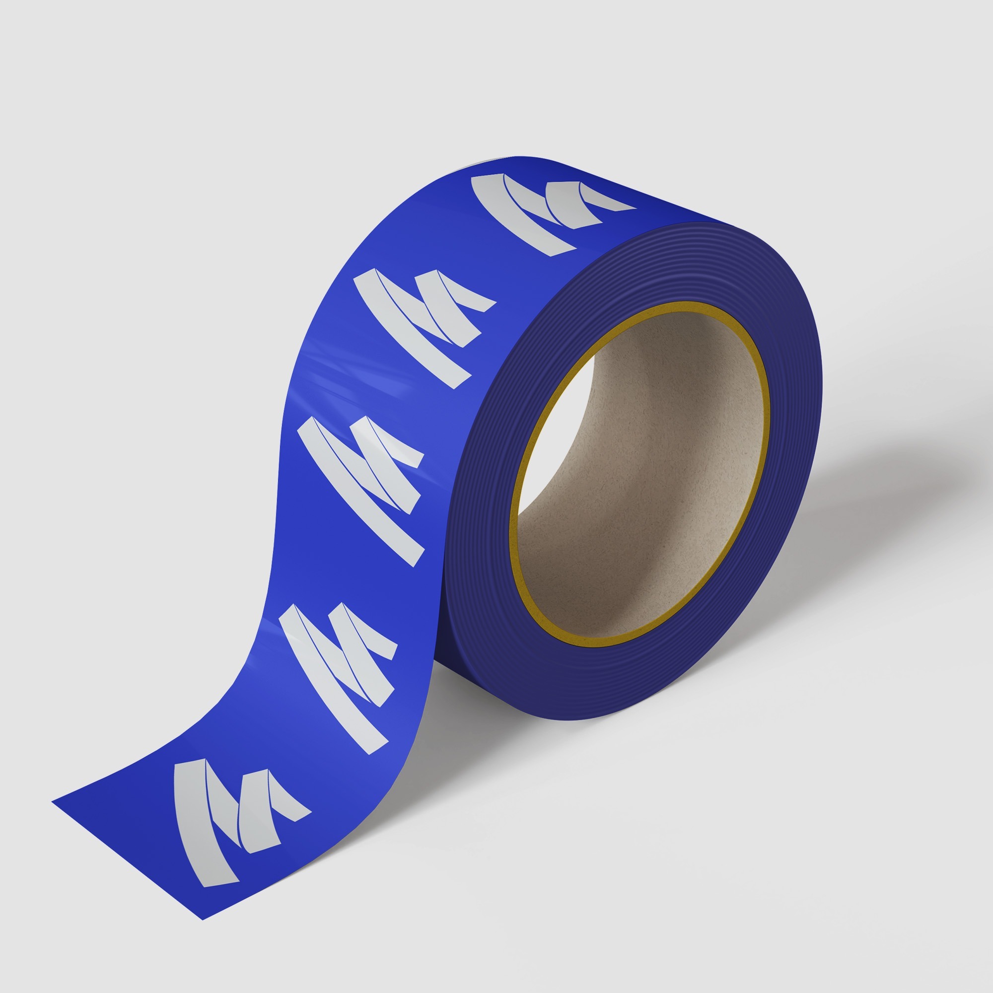 Mockup van een rol bedrukte tape van Marker Media in een levendige blauwe kleur. De tape is bedrukt met het witte logo van Marker Media en is ideaal voor het verpakken en branden van producten, waardoor het een professionele uitstraling geeft aan elke verzending.