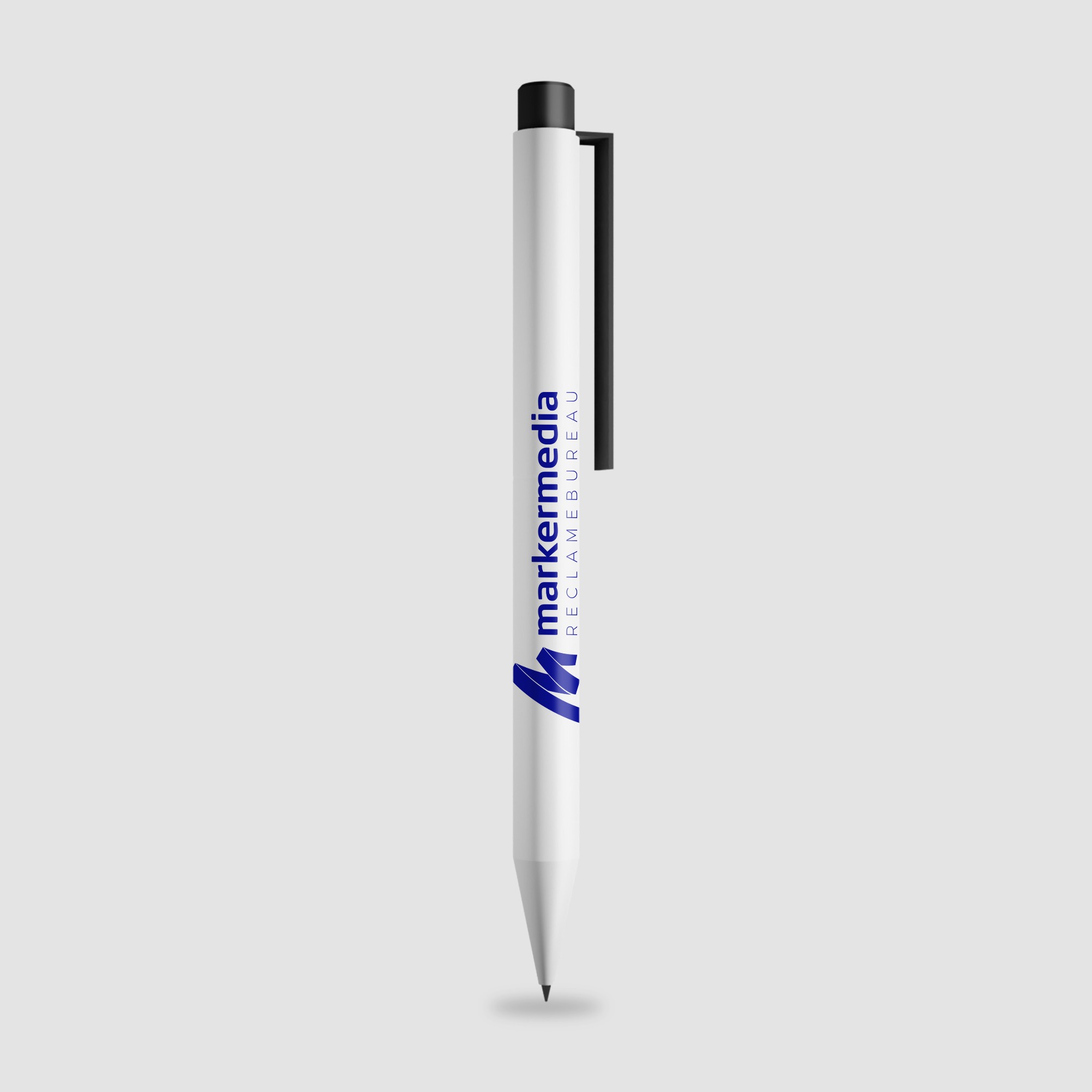 Een mockup van een pen met een wit lichaam en een zwarte clip, voorzien van het logo van Marker Media in een opvallende blauwe kleur. Deze stijlvolle pen is perfect voor branding en promotiemateriaal van het reclamebureau.