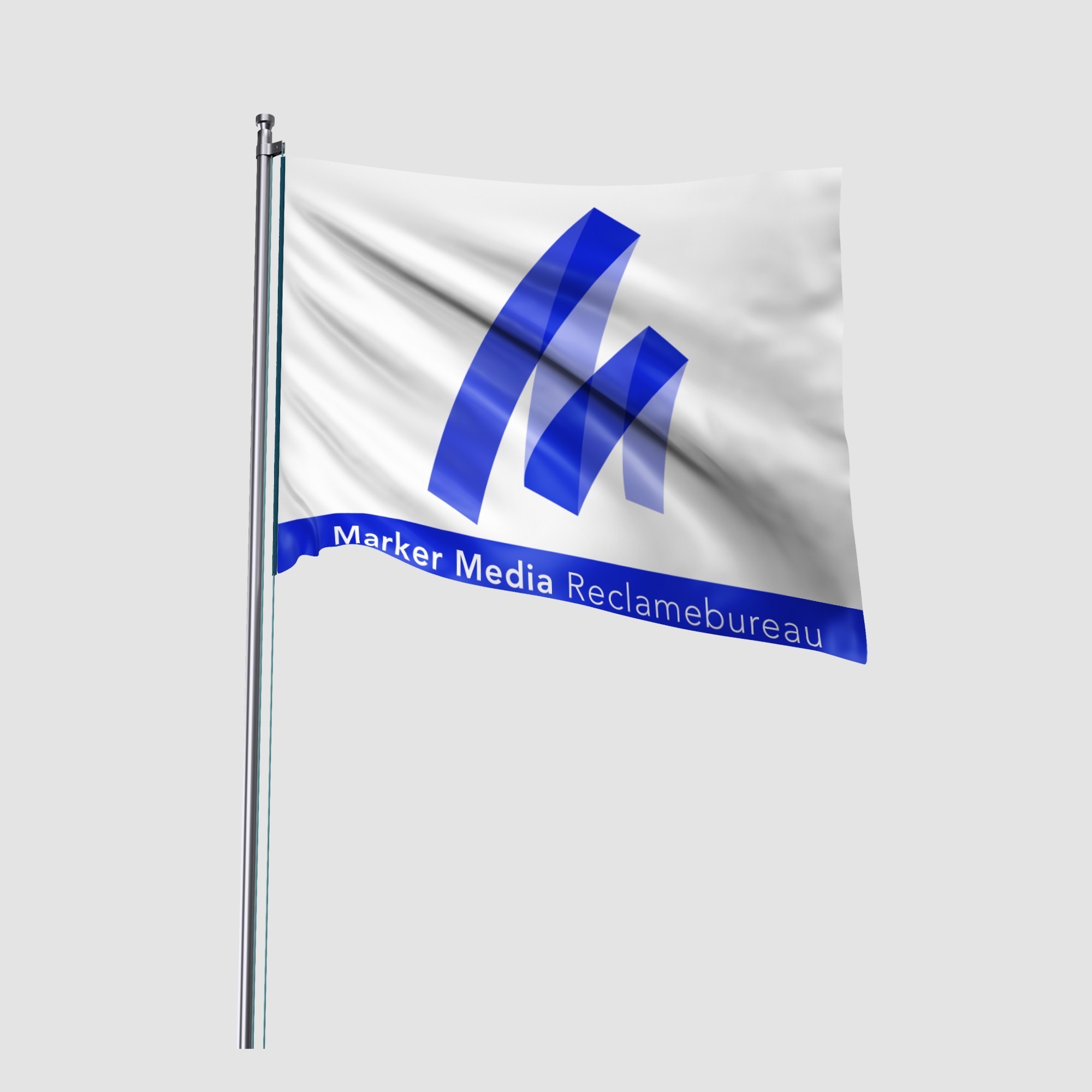 Een afbeelding van een vlag voor Marker Media, elegant wapperend aan een metalen vlaggenmast. De vlag is wit met een opvallend blauw logo en de tekst 'Marker Media Reclamebureau' in dezelfde blauwe tint. Dit ontwerp benadrukt de branding van het bureau en is perfect voor gebruik op evenementen of bij het kantoor.