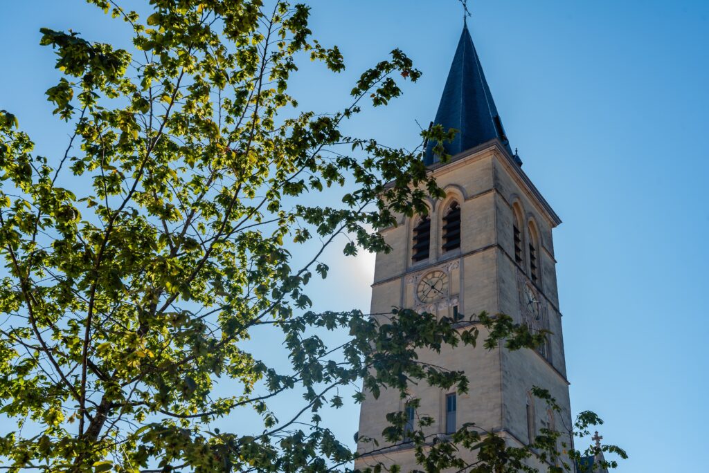 Zonnige foto van een toren in Bree, Limburg, België